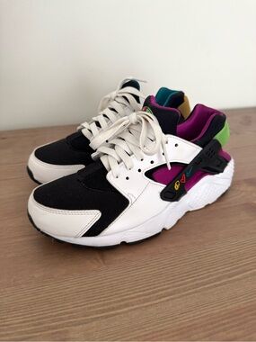 Nike Huarache Run “Peace, Love, & Swoosh”